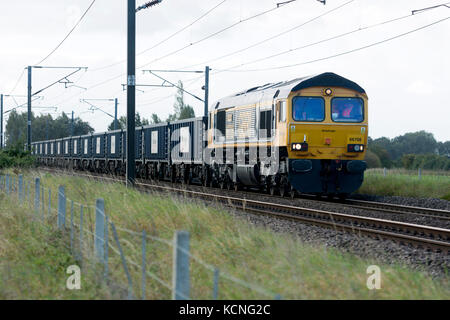 Une locomotive diesel de la classe 66 tirant une GB Railfreight train sur la ligne principale de la côte est, Lancashire, England, UK Banque D'Images