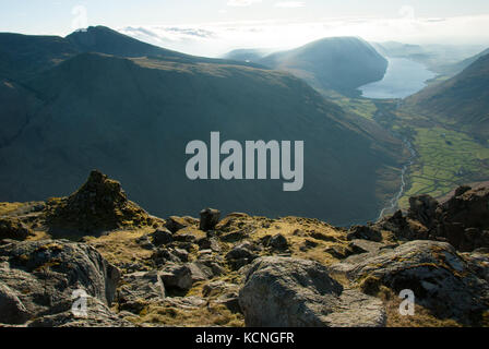 Lingmell et Scafell avec Illgill Head, Wastwater, Wasdale depuis le sommet de Great Gable, Lake District National Park, Royaume-Uni Banque D'Images