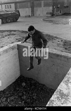 Le soldat français pratique un cours d'obstacle dans un baraque français, Offenburg, Allemagne de l'Ouest Banque D'Images