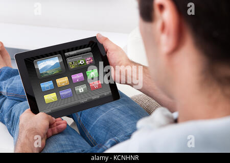 Close-up of Man Hands Holding Tablet pc montrant Icons Banque D'Images