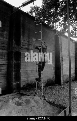 Le soldat français pratique un cours d'obstacle dans un baraque français, Offenburg, Allemagne de l'Ouest Banque D'Images