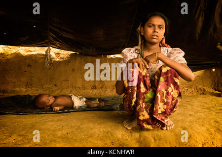 Cox's Bazar (Bangladesh). On estime à 429 000 personnes d'avoir récemment fui à travers la frontière du Myanmar voisin. Banque D'Images