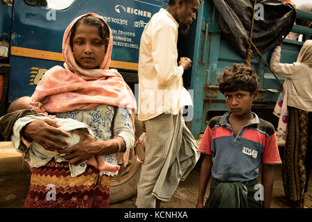 Cox's Bazar (Bangladesh). On estime à 429 000 personnes d'avoir récemment fui à travers la frontière du Myanmar voisin. Banque D'Images