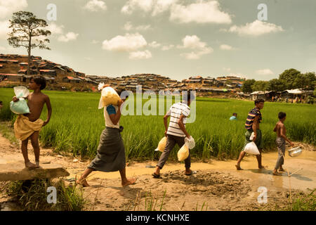 Cox's Bazar (Bangladesh). On estime à 429 000 personnes d'avoir récemment fui à travers la frontière du Myanmar voisin. Banque D'Images