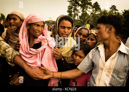 Cox's Bazar (Bangladesh). On estime à 429 000 personnes d'avoir récemment fui à travers la frontière du Myanmar voisin. Banque D'Images