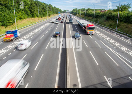 De haut en bas sur une longue autoroute en u.k avec mouvement du trafic le long de l'accélération dans blurred motion avec l'exemplaire de l'espace. Banque D'Images