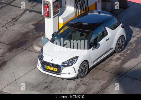 Francfort, Allemagne - 19 septembre 2017 : Citroën DS3 blanche avec un toit noir sur la station-service en Allemagne Banque D'Images