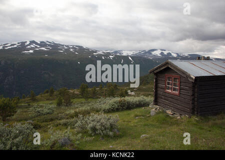 Un chalet dans les montagnes norvégiennes de jotunheimen un jour merveilleux. Banque D'Images