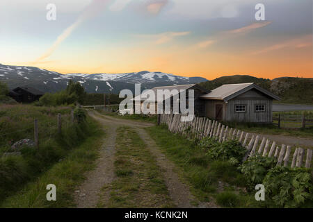 Un chalet dans les montagnes norvégiennes de jotunheimen un jour merveilleux. Banque D'Images