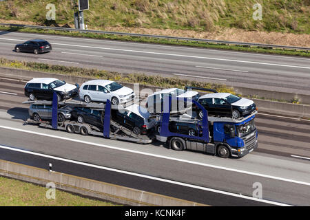 Francfort, Allemagne - Sep 19, 2017 : Scania p410-autos parcours nouvelle Volkswagen Golf cars le long de l'autoroute a45 en Allemagne Banque D'Images