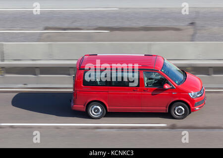 Francfort, Allemagne - Sep 19, 2017 : rouge volkswagen t5 fourgonnette roulant sur l'autoroute en Allemagne Banque D'Images