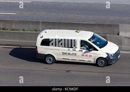 Francfort, Allemagne - Sep 19, 2017 : mercedes benz vito taxi roulant sur l'autoroute en Allemagne Banque D'Images