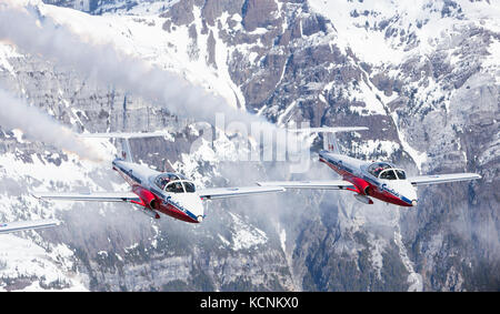 Tudor du canada l'équipe de démonstration de vol, les Snowbirds, vole au-dessus de montagnes dans le parc Strathcona Banque D'Images