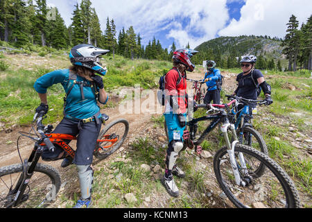 Les amies s'arrêter de se regrouper en montant à l'bike park sur Mt. L'État de Washington. La vallée de Comox, Vancouver Island, British Columbia, Canada. Banque D'Images