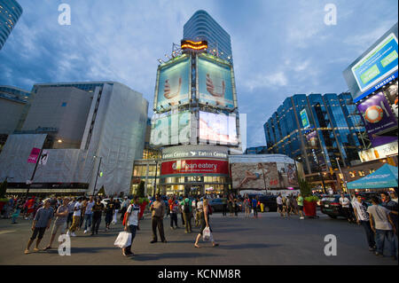 -Yonge Dundas Square, Toronto Banque D'Images