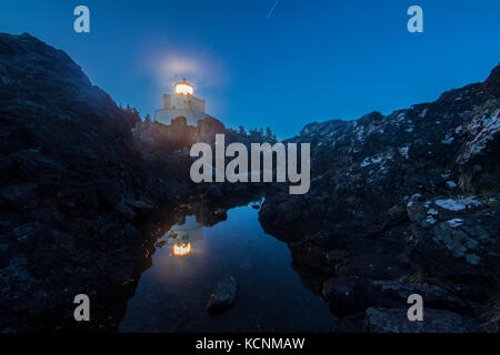 Amphrite à Ucluelet phare reflète dans un bassin de marée prises la nuit pendant une longue exposition Banque D'Images