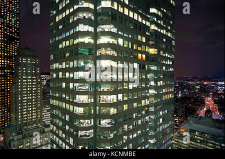 Brookfield Place North Tower dans le centre-ville de Toronto, la rue Bay, quartier des banques, vu depuis la tour sud de nuit. Banque D'Images