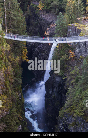 Le pont suspendu d'Elk Falls, au-dessus d'Elk Falls Canyon, offre des vues incroyables sur Elk Falls et les sources de la célèbre rivière Campbell. Colombie-Britannique, Canada Banque D'Images