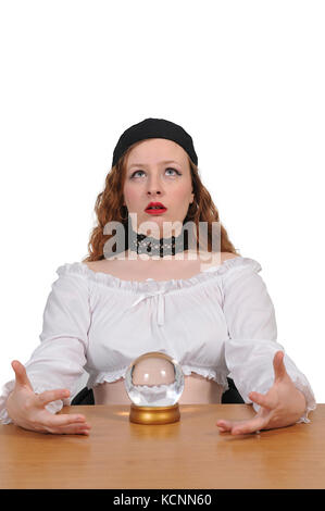 Femme gypsy Fortune Teller en utilisant une boule de cristal Banque D'Images