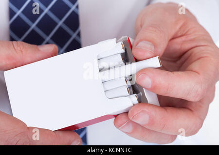 Close-up de l'homme en prenant la main du paquet de cigarettes Banque D'Images