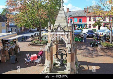 Marché hebdomadaire le Market Hill, Woodbridge, Suffolk, Angleterre, RU Banque D'Images