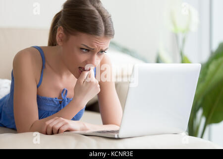 Inquiets young woman using laptop, adolescent nerveux passant examen en ligne ou de distance sur obtention du grade f, web, anxieux girl a souligné par b Banque D'Images