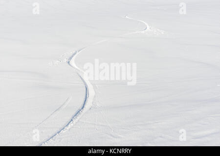 La photo est prise lors d'une randonnée en haut de Kjølen (montagne). Gros plan sur les pistes de ski dans la neige. Kvaløya, Tromsø, Norvège. Banque D'Images