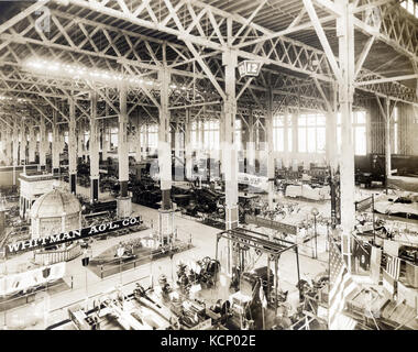 Vue à vol d'oiseau de l'intérieur du Palais de l'Agriculture à la foire mondiale de 1904 montrant Whitman compagnie agricole figure au premier plan Banque D'Images