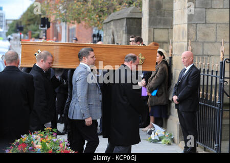 Le cercueil de l'actrice de la rue Coronation Liz Dawn est amené à la cathédrale de Salford pour son service funéraire. Banque D'Images