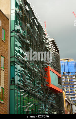 Un revêtement extérieur de l'architecture moderne sur une tour à Londres, Angleterre, RU Banque D'Images