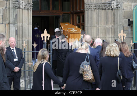 Un cercueil de Liz Dawn, actrice de la rue Coronation, arrive à la cathédrale de Salford pour son service funéraire. Banque D'Images