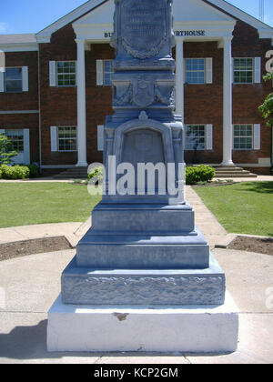 Une vue rapprochée du monument des vétérans de l'Union confédérés à Morgantown, dédié aux soldats des deux camps pendant la guerre de Sécession, mettant en évidence la sculpture détaillée et les inscriptions. Banque D'Images