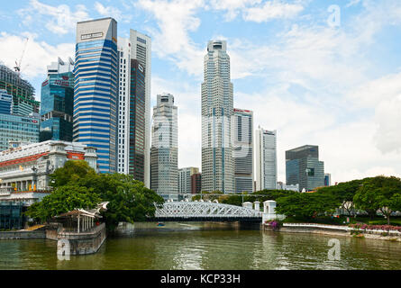 Singapour - le 20 septembre 2010 - Vue du pont cavenagh, des gratte-ciel du quartier des affaires et le Fullerton hotel Banque D'Images