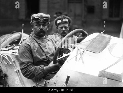 Cette photographie capture Christian Lautenschlager lors du Grand Prix de France 1914, un événement majeur du sport automobile. Lautenschlager, pilote français, a remporté la course au volant de l'équipe Peugeot, marquant une victoire importante dans les débuts de l'histoire du sport automobile. Banque D'Images