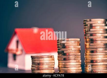 L'augmentation des piles de pièces de monnaie et une chambre à l'arrière-plan Banque D'Images
