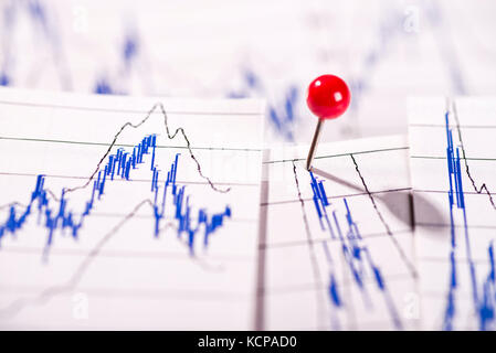Schémas indiquent les cours de la bourse, l'un est marqué avec un code pin. Banque D'Images
