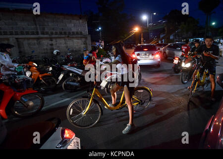 Phuket, Thaïlande. 5 octobre 2017. Les résidents locaux roulent ofo partageant-bikes à Phuket, Thaïlande, Oct. 5, 2017. La société chinoise de partage de vélos sans quai ofo a fourni plus de 1 000 vélos dans les endroits clés de Phuket fin septembre et a offert un essai gratuit d'un mois sans frais de dépôt. Maintenant, le service de partage de vélos a profité aux résidents locaux et aux touristes. Les frais de service réguliers d'OFO seront facturés à 5 Baht par 30 minutes d'utilisation, avec des frais de dépôt de 99 Baht. Crédit : Li Mangmang/Xinhua/Alamy Live News Banque D'Images