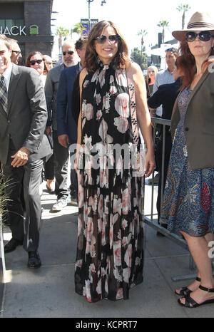 Hollywood, États-Unis. 6 octobre 2017. Mariska Hargitay photographiée sous le nom de Debra Messing est honorée par une étoile sur La Promenade du Fameon Hollywood Boulevard à Hollywood, Californie, le 6 octobre 2017. Crédit: Faye Sadou/Media Punch/Alay Live News Banque D'Images