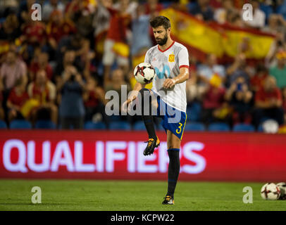 Alicante, Espagne. 06 octobre 2017. Gerard pique lors du match de qualification pour la Coupe du monde Russie 2018 entre l'Espagne et l'Albanie, stade Rico Perez, Alicante Espagne. 6 octobre 2017. Crédit : Gtres Información más Comuniación on line, S.L./Alamy Live News Banque D'Images