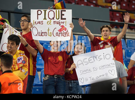 Alicante, Espagne. 06 octobre 2017. Bannières supportter pique lors du match de qualification pour la Coupe du monde Russie 2018 entre l'Espagne et l'Albanie, stade Rico Perez, Alicante Espagne. 6 octobre 2017. Crédit : Gtres Información más Comuniación on line, S.L./Alamy Live News Banque D'Images