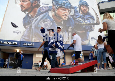 Tampa, Floride, USA. 6Th Oct, 2017. DOUGLAS R. CLIFFORD | fois.Daxon Khalifa, 6, de Calgary, Alberta, Canada, joue le maïs trou dans Thunder Alley avant que le Lightning de Tampa Bay de la saison le vendredi (10/6/17) avec les Panthers de la Floride à Amalie Arena à Tampa. Credit : Douglas R. Clifford/Tampa Bay Times/ZUMA/Alamy Fil Live News Banque D'Images