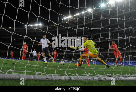 Turin, Italie. 6 octobre 2017. Giorgio Chiellini (4ème l) de l'Italie marque lors du match de qualification pour la Coupe du monde FIFA 2018 entre l'Italie et la Macédoine à Turin, Italie, le 6 octobre 2017. Le match s'est terminé par un tirage au sort de 1-1. Crédit : Alberto Lingria/Xinhua/Alamy Live News Banque D'Images