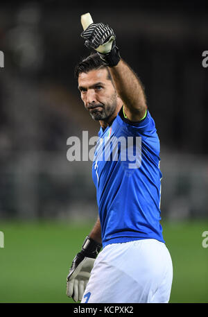 Turin, Italie. 6 octobre 2017. Gianluigi Buffon, gardien de but italien, fait des gestes lors du match de qualification pour la Coupe du monde FIFA 2018 entre l'Italie et la Macédoine à Turin, Italie, le 6 octobre 2017. Le match s'est terminé par un tirage au sort de 1-1. Crédit : Alberto Lingria/Xinhua/Alamy Live News Banque D'Images