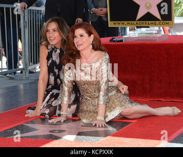 Hollywood, États-Unis. 6 octobre 2017. Debra Messing et Mariska Hargitay à la cérémonie Hollywood Walk of Fame Star en l'honneur de l'actrice Debra Messing sur Hollywood Boulevard, Los Angeles photo Sarah Stewart crédit Sarah Stewart/Alamy Live News Banque D'Images