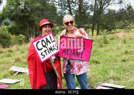 Nimbin, Australie. 7 octobre 2017. Deux femmes protestent contre le charbon et la mine de charbon de Carmichael dans le Queensland d'Adani. Crédit : Peter Ptschelinzew/Alamy Live News. Banque D'Images