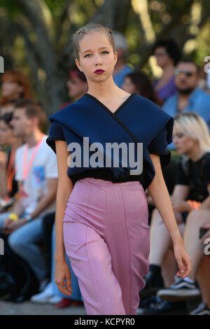 Lisbonne, Portugal. 6 octobre 2017. Modèle pendant le défilé de mode de Duarte à Moda Lisboa Luz, au pavillon Carlos Lopes à Lisbonne, Portugal, vendredi 06. Crédit: Brésil Photo Press/Alay Live News Banque D'Images