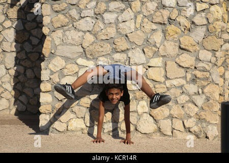 5 octobre 2017 - Yousef al-Bahtini, un palestinien de 12 ans, se prépare à briser un record du monde Guinness dans sa contortion en tournant son corps sur 20 mètres en 14 secondes crédit: Ahmad Haababallah/ImagesLive/ZUMA Wire/Alay Live News Banque D'Images