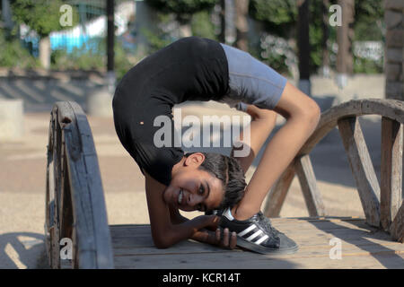 5 octobre 2017 - Yousef al-bahtini, un enfant de 12 ans, garçon palestinien se prépare à briser un record mondial Guinness dans son rouleau de contorsion en tordant son corps plus de 20 mètres en 14 secondes : Ahmad crédit/hasaballah imageslive/zuma/Alamy fil live news Banque D'Images