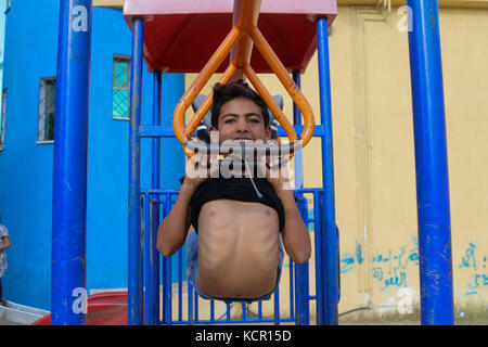 5 octobre 2017 - Yousef al-Bahtini, un palestinien de 12 ans, se prépare à briser un record du monde Guinness dans sa contortion en tournant son corps sur 20 mètres en 14 secondes crédit: Ahmad Haababallah/ImagesLive/ZUMA Wire/Alay Live News Banque D'Images