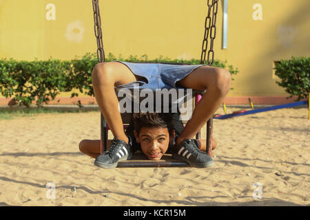 5 octobre 2017 - Yousef al-Bahtini, un palestinien de 12 ans, se prépare à briser un record du monde Guinness dans sa contortion en tournant son corps sur 20 mètres en 14 secondes crédit: Ahmad Haababallah/ImagesLive/ZUMA Wire/Alay Live News Banque D'Images